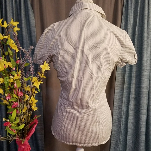 🌻🌺🌻NEW YORK & COMPANY RUFFLE BUTTON DOWN BLOUSE - Picture 2 of 5